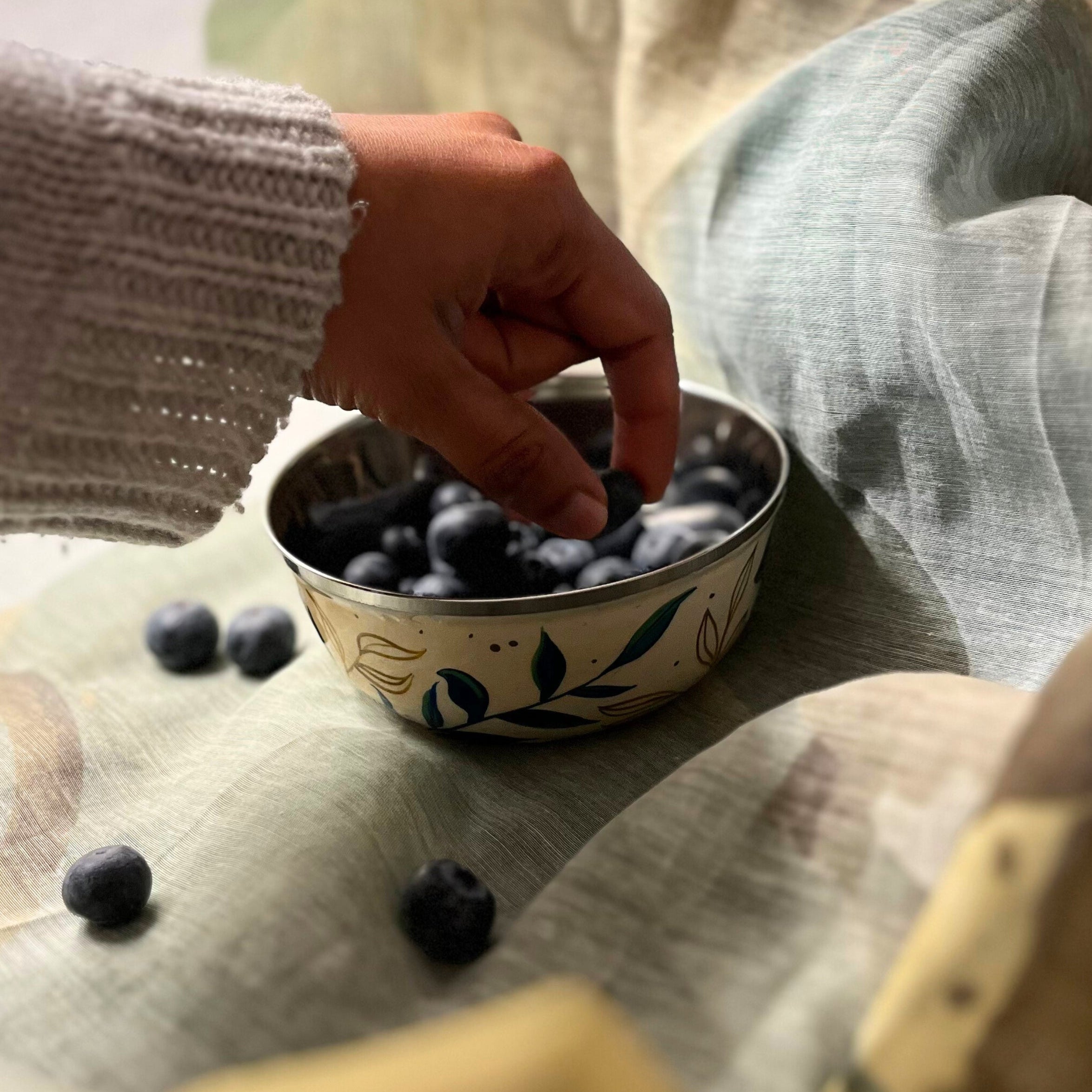 Handbemaltes Snackschalen-Set aus Edelstahl in Blattform – 2-teilig