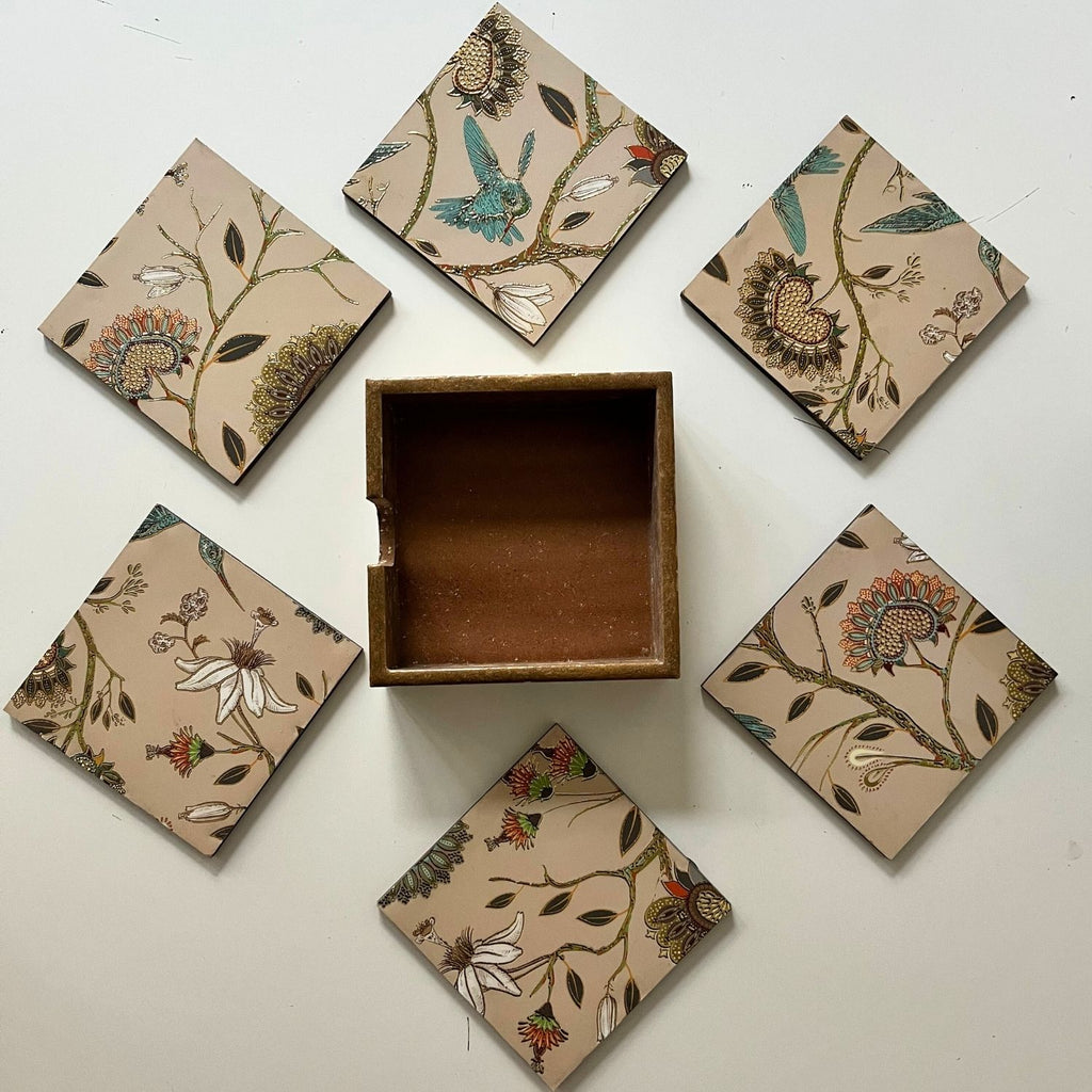 Holzuntersetzer mit Blumenmuster 10 cm × 10 cm