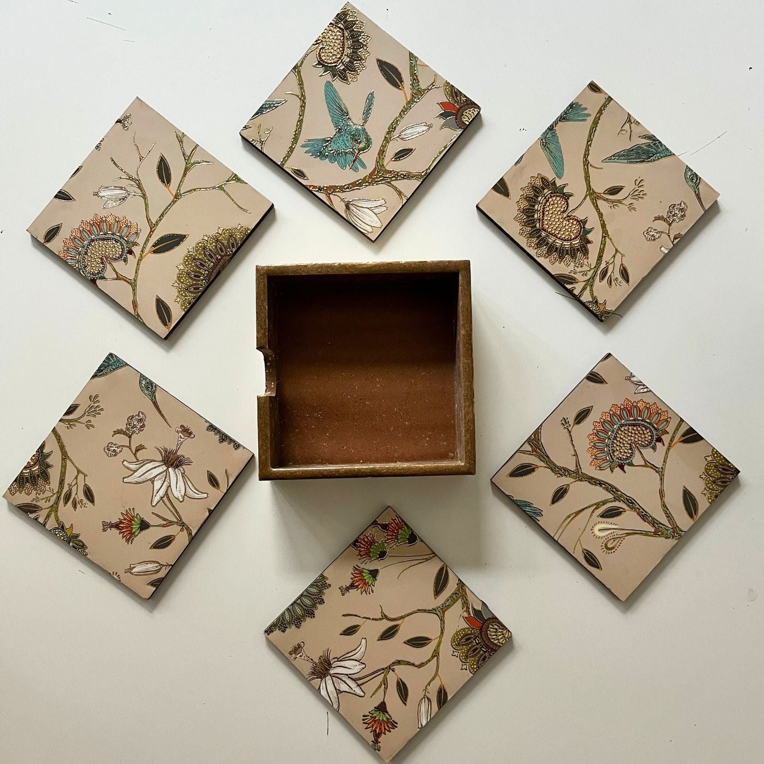 Holzuntersetzer mit Blumenmuster 10 cm × 10 cm
