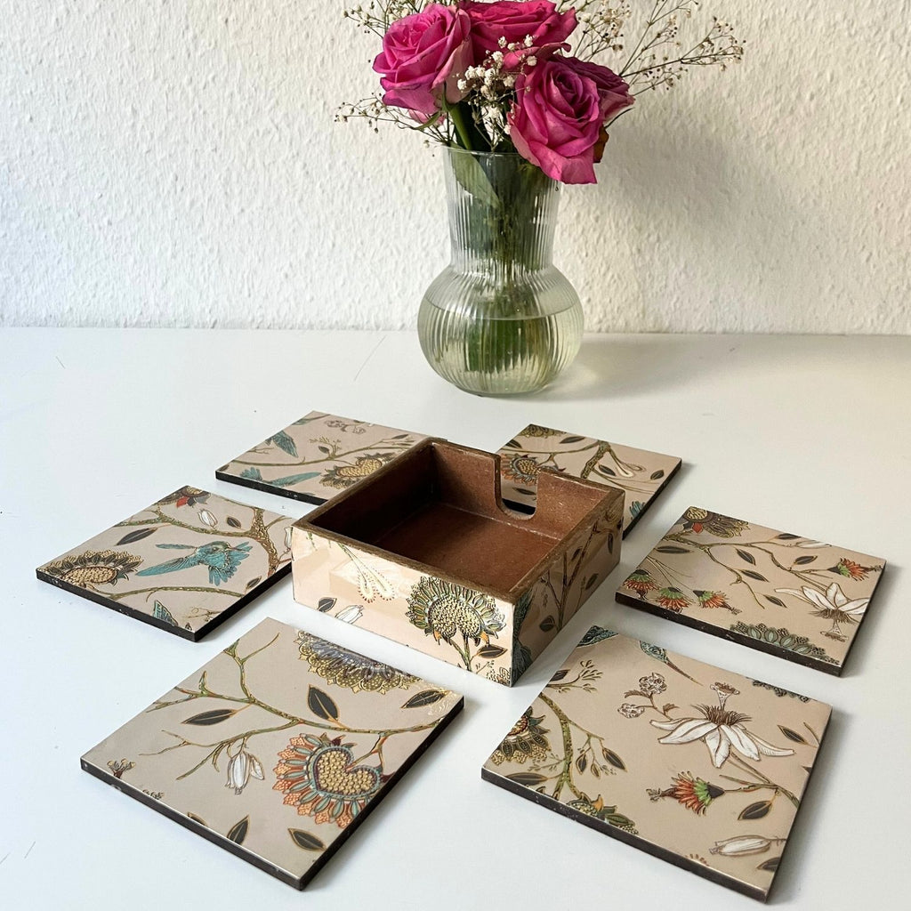 Holzuntersetzer mit Blumenmuster 10 cm × 10 cm