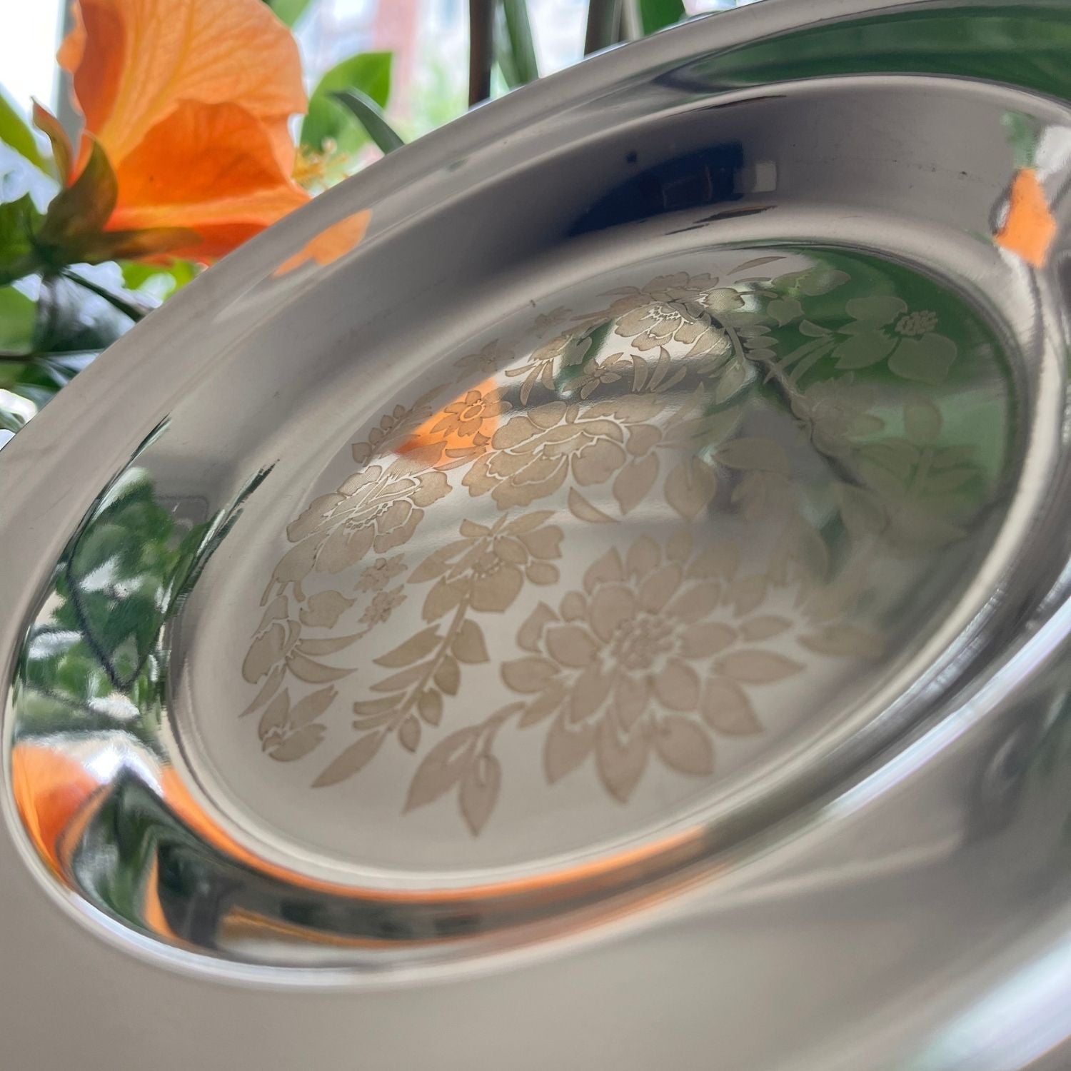 Vintage-Edelstahlplatte mit Blumenprägung